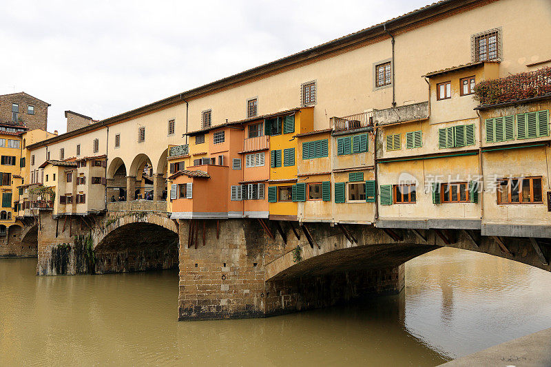 从佛罗伦萨的乌菲兹画廊(Ufizzi Gallery)看到的韦基奥桥。意大利